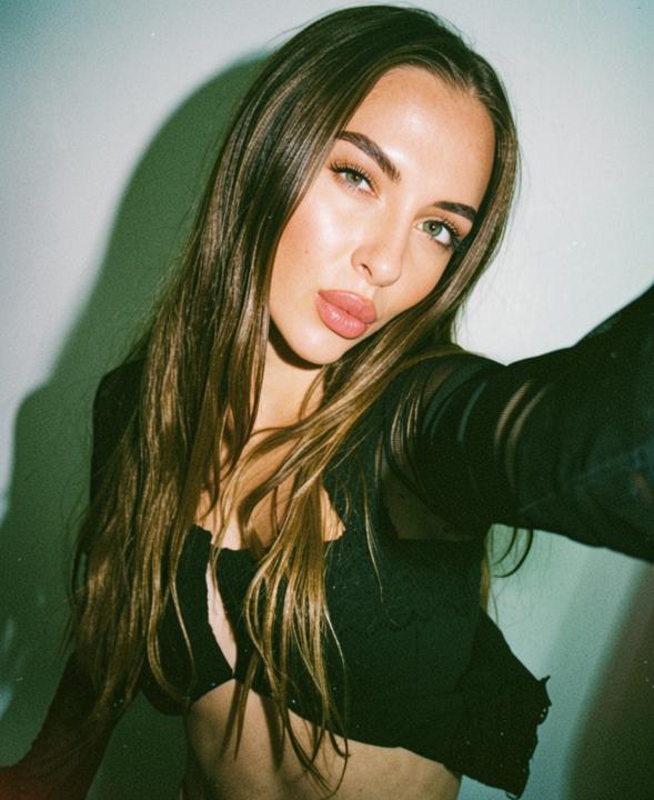 Webcam chat profile for Alinaaa: Outfits