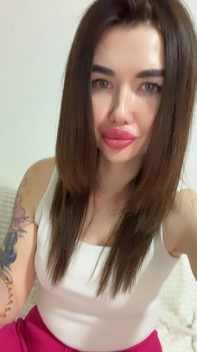 Webcam chat profile for Moreessa