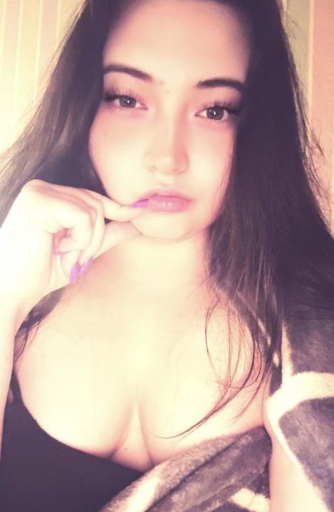 Webcam chat profile for AurayaMuse: Legs, feet & shoes