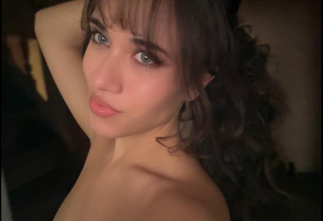 Webcam chat profile for Kireya: Outfits