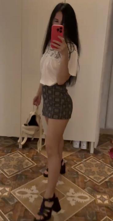 Webcam chat profile for deserFlower: Legs, feet & shoes