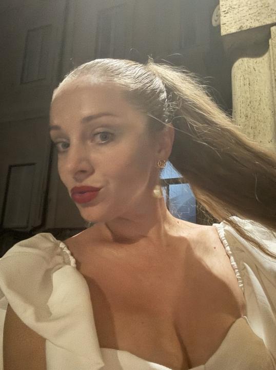 Webcam chat profile for Nerina: Ask about my Hobbies