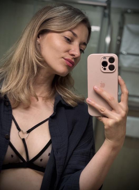 Webcam chat profile for MilaKim: Smoking