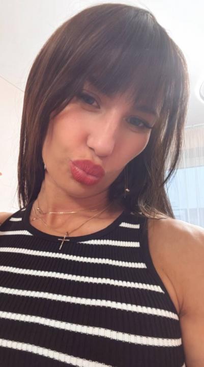 Webcam chat profile for Helya: Ask about my Hobbies