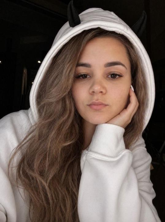 Webcam chat profile for Nensi: Outfits