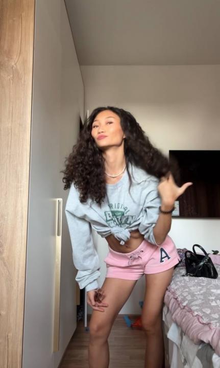 Webcam chat profile for Elunara