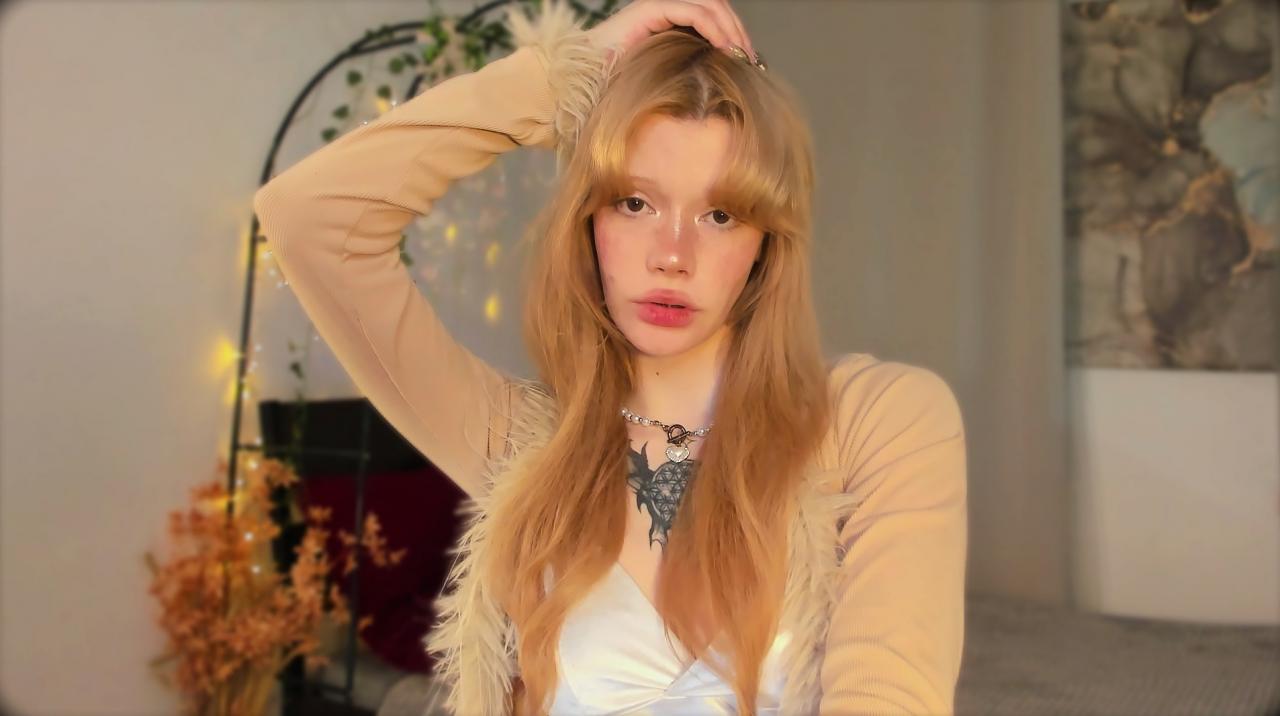 Webcam chat profile for SweetMell: Leather