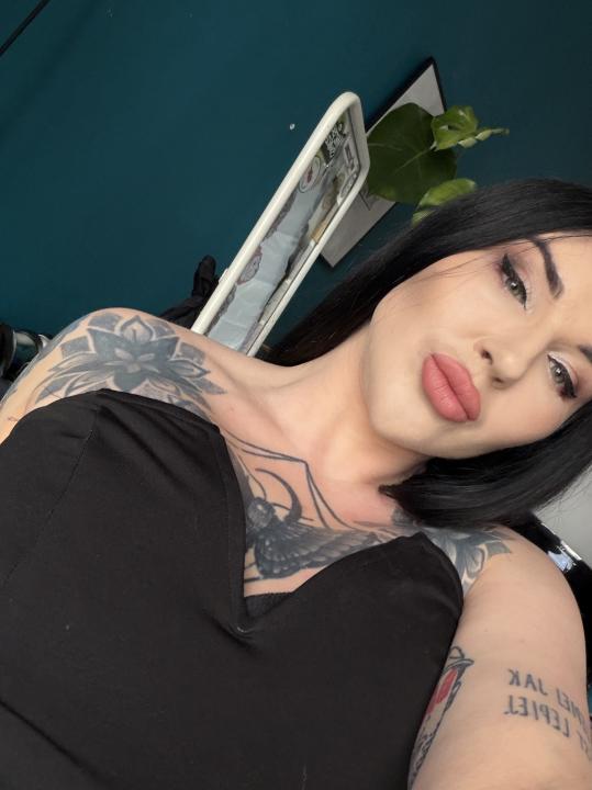 Webcam chat profile for BustyRaven: Leather