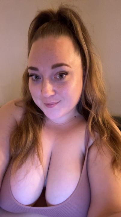 Webcam chat profile for CurvyHotwifeJas: Nails