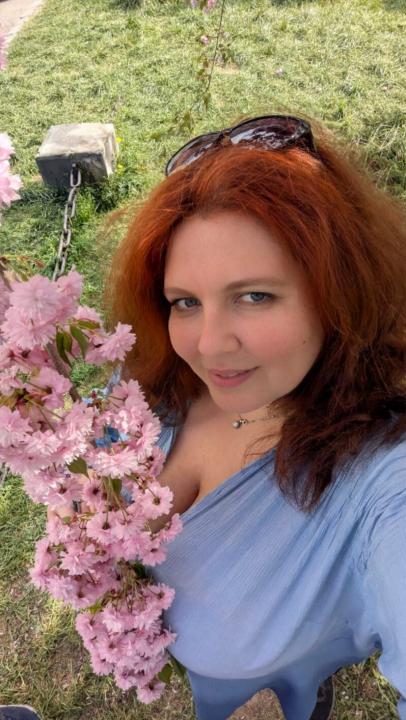 Webcam chat profile for Zirelle: Ask about my Hobbies