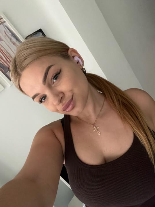 Webcam chat profile for RitaMazhorka: Dancing