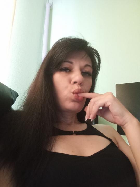 Webcam chat profile for QueenFrost: Leather