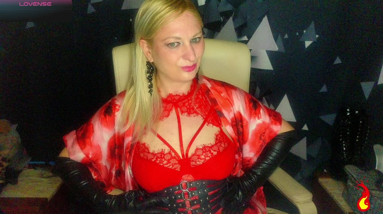 Webcam chat profile for MonicaMiss: Kissing