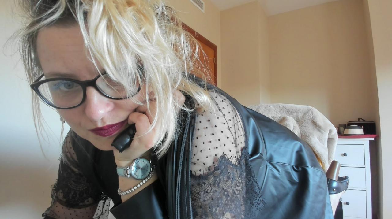Webcam chat profile for FindomDomina: Kissing