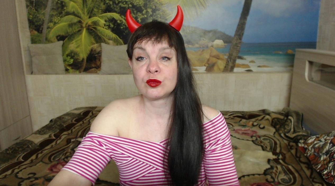 Webcam chat profile for Destinybbb: Bondage & discipline