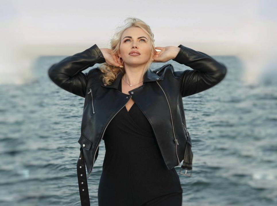 Webcam chat profile for LoveBlondie: Dancing