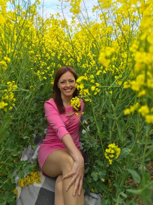 Webcam chat profile for JuicyBuns: Legs, feet & shoes