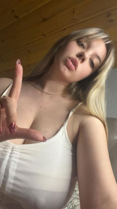 Webcam chat profile for BlackElla: Dancing