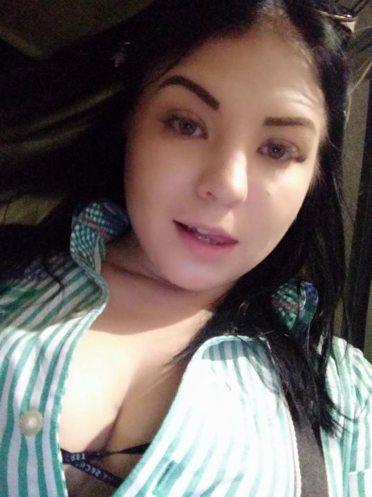 Webcam chat profile for Azalyn: Music