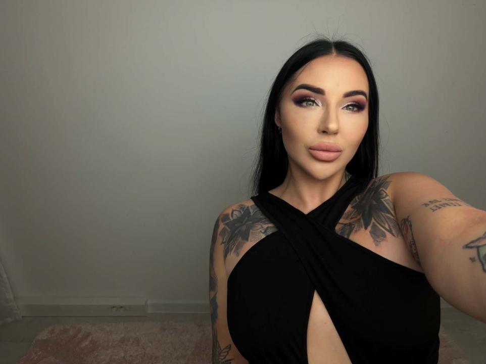 Webcam chat profile for BustyRaven: Leather