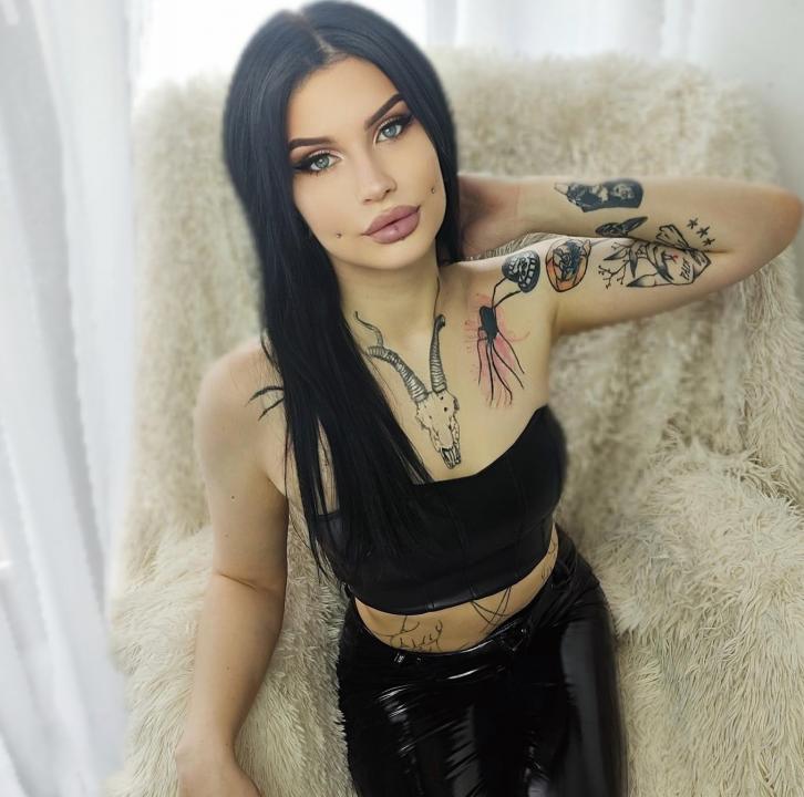 Webcam chat profile for VenomDoll: Bondage & discipline
