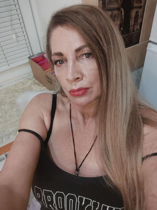 Webcam chat profile for Delira