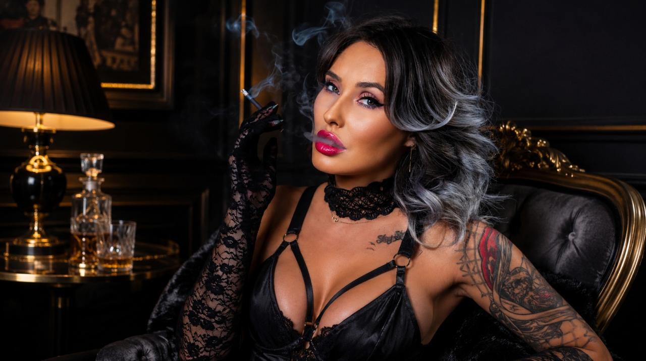 Webcam chat profile for IssaSmith: Dominatrix
