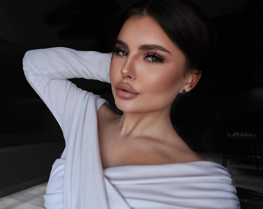 Webcam chat profile for BrunetteMuse: Dancing