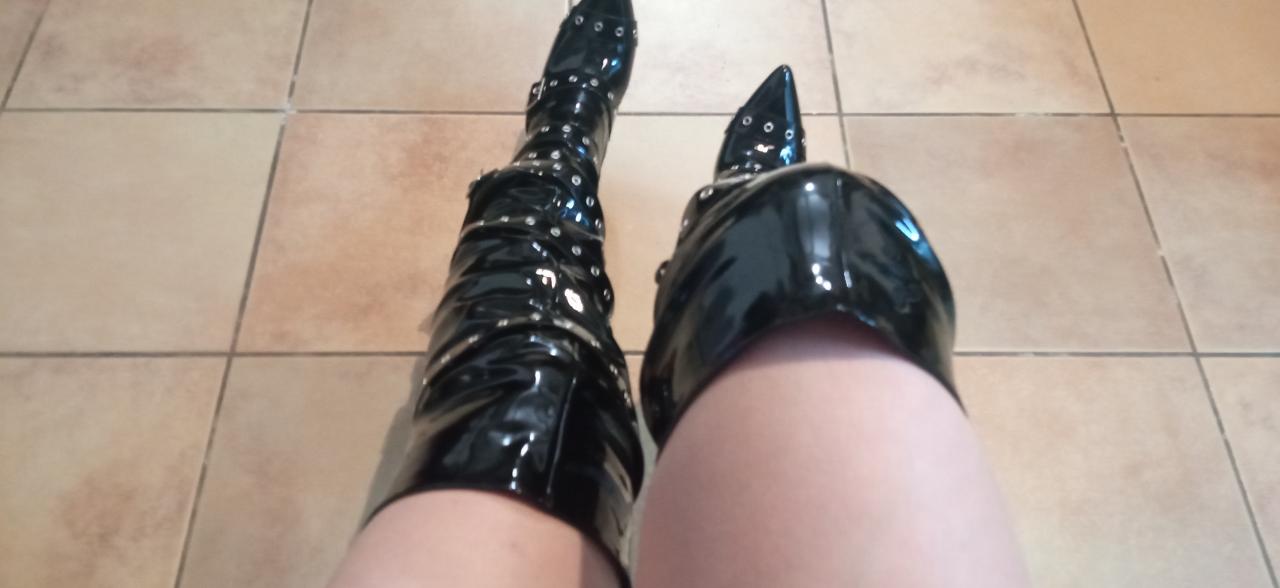 Webcam chat profile for MonicaMiss: Kissing
