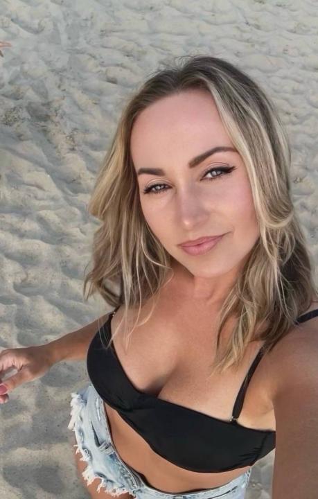 Webcam chat profile for Alicia3: Exercise