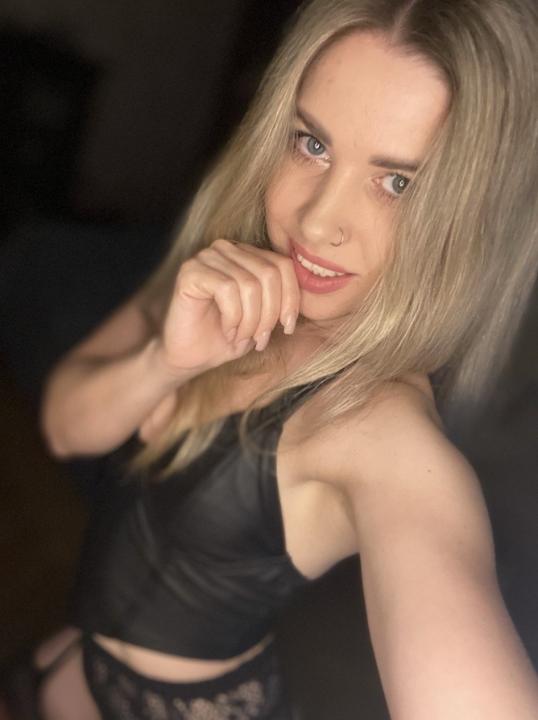 Webcam chat profile for SkyeMotion: Outfits