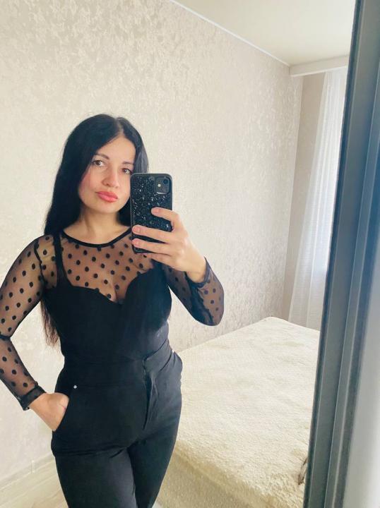Webcam chat profile for NoraSummit: Outfits