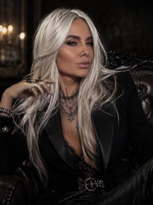 Webcam chat profile for SylviMystic: Outfits