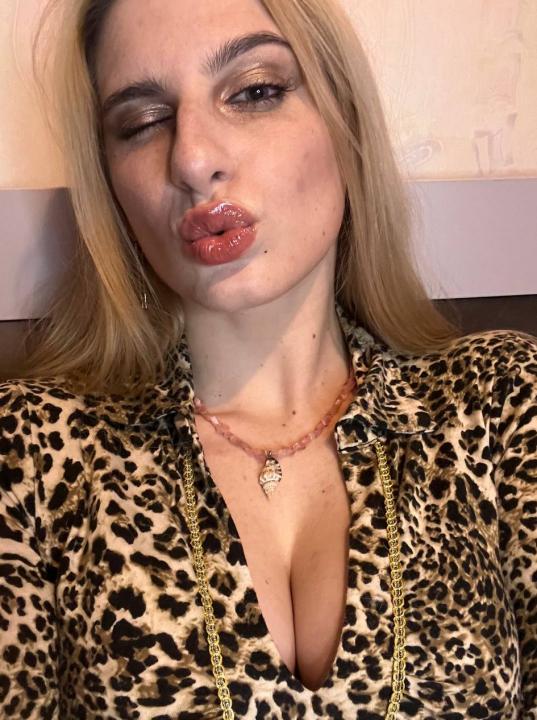 Webcam chat profile for MagicMary: Leather