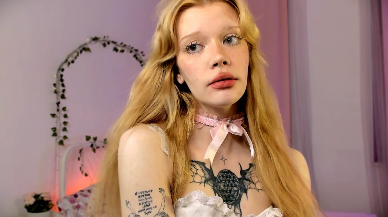 Webcam chat profile for SweetMell: Leather