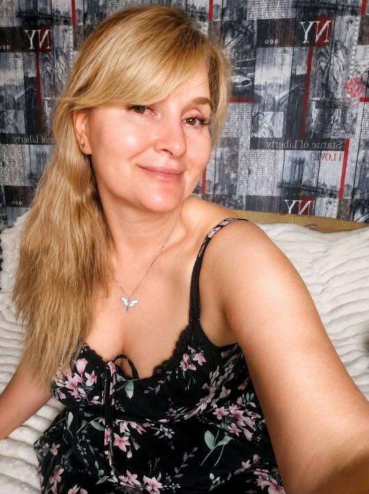 Webcam chat profile for Belora: Ask about my Hobbies