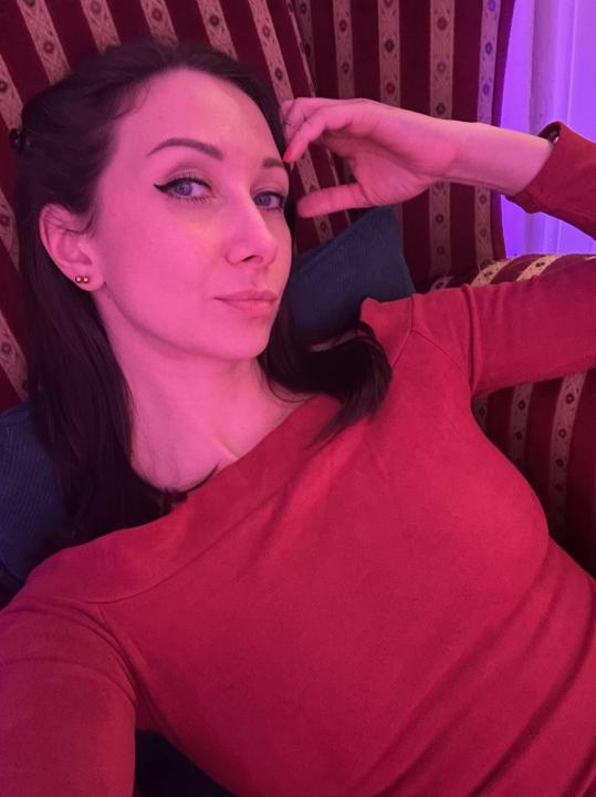 Webcam chat profile for Clarisse: Smoking