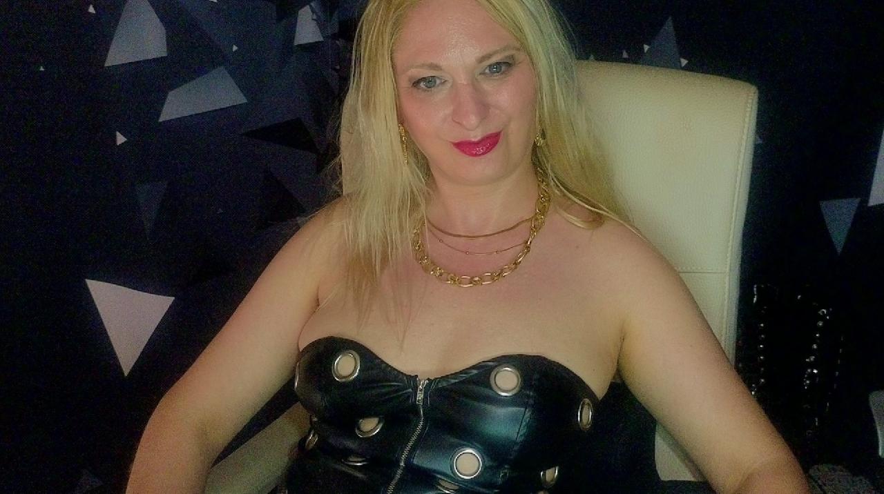 Webcam chat profile for MonicaMiss: Kissing