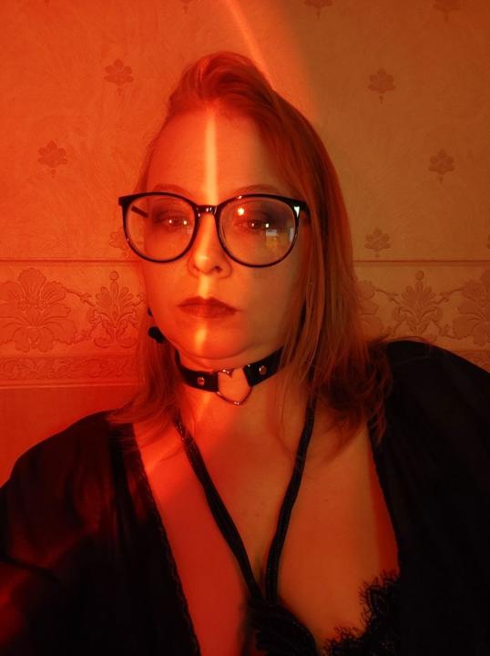 Webcam chat profile for RedFoxMarta: Kissing