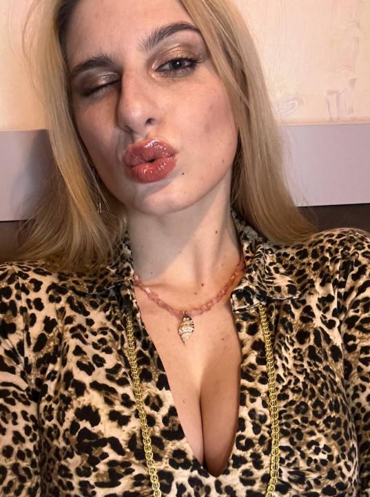 Webcam chat profile for LovelyLunaMoon: Smoking