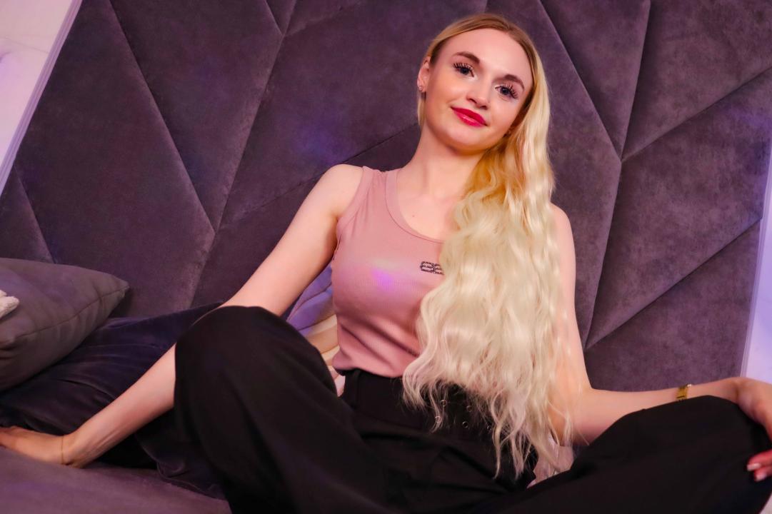 Webcam chat profile for MilaLux: Legs, feet & shoes