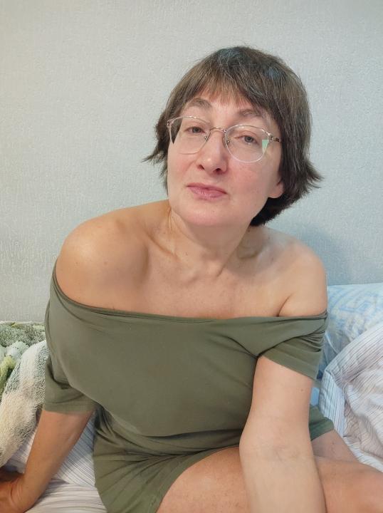 Webcam chat profile for SunsetDonna: Nipple play