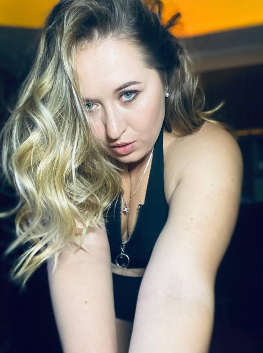 Webcam chat profile for Caliora: Ask about my other interests