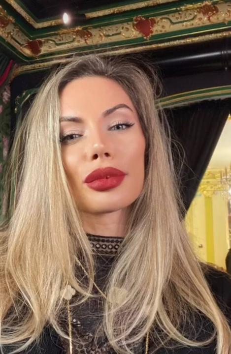 Webcam chat profile for LovelyWoman: Conversation