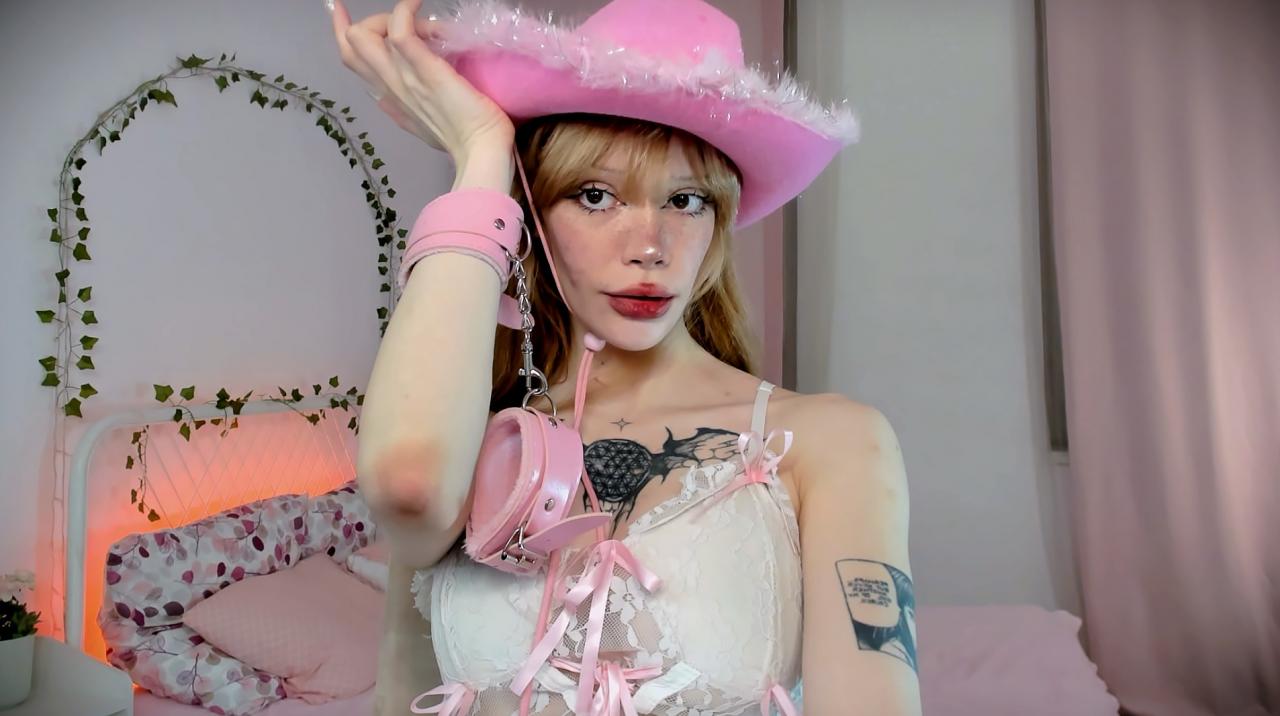 Webcam chat profile for SweetMell: Leather