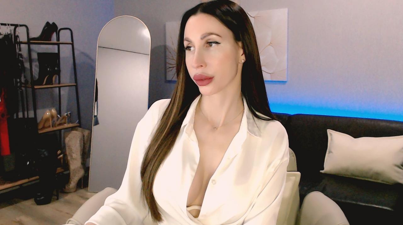 Webcam chat profile for EllaSea: Leather