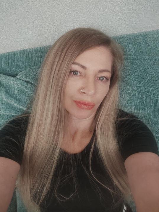 Webcam chat profile for Delira