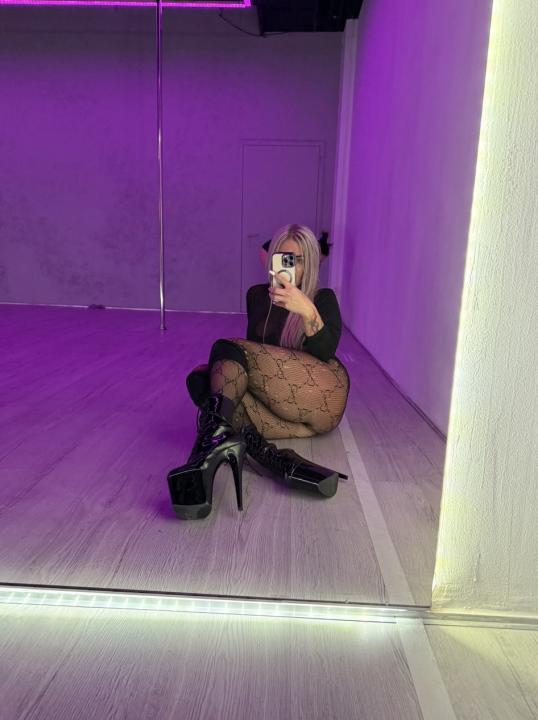 Webcam chat profile for MilisaMagic: Leather