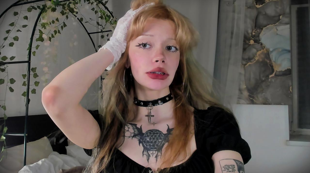 Webcam chat profile for SweetMell: Leather