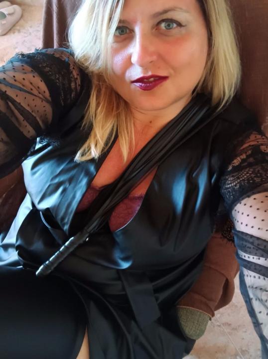 Webcam chat profile for FindomDomina: Kissing